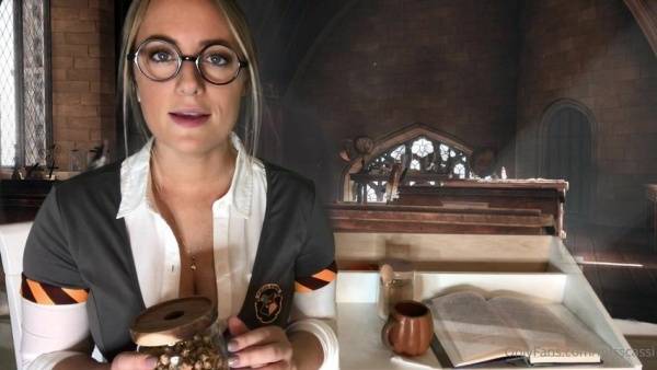Miss Cassi ASMR - Harry Potter Cosplay on galpictures.com