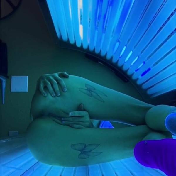 Emma Hix Had a little fun in the tanning bed haha porn videos on galpictures.com