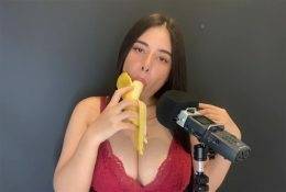 ASMR Wan Sucking a Banana Video Leaked on galpictures.com