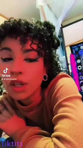 Curly girl flashes her nake ass in the mirror on Tiktok adult on galpictures.com