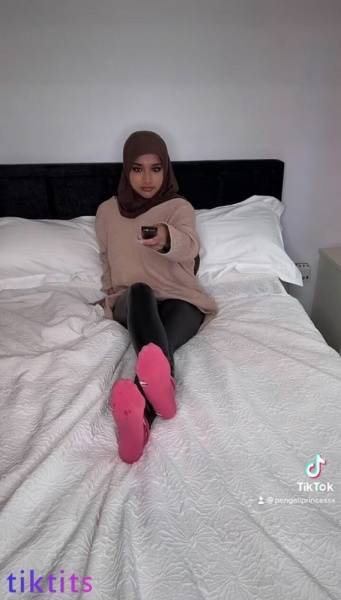 An arab girl participates in nude Tik Tok porn trends and shines her naked breasts and pussy on camera on www.galpictures.com