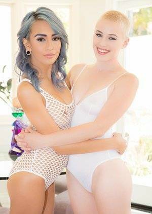 Bisexual female Janice Griffith and her girlfriend give a double blowjob on galpictures.com