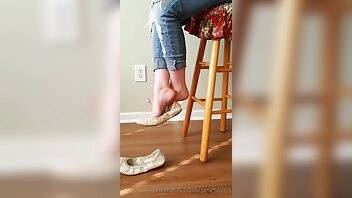 Selesoles 22 03 2021 pov you re sitting at a bar and a woman sits next to you she s laughing havi... on galpictures.com