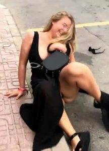 Drunk spring break slut can2019t hold her titties in place on galpictures.com