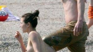China Chow Goes Topless At The Beach (28 Photos) Mega - China on galpictures.com