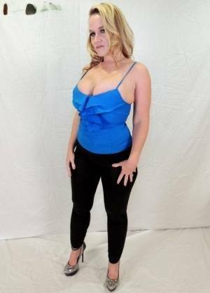 Middle-aged blonde Dee Siren displays her ample cleavage in tight pants on galpictures.com