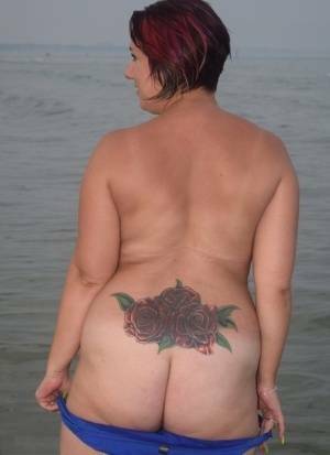 Older amateur Sara Banks poses naked in the ocean with a couple of girlfriends on galpictures.com