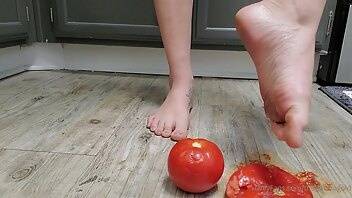 Thedavinagold food compression tomatoes watch me as i squeeze tomatoes in between my feet you wouldn on www.galpictures.com