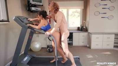 Tru Kait on the treadmill on galpictures.com