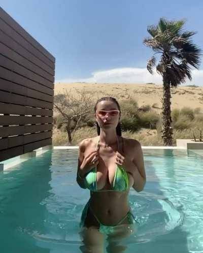 Sophie Mudd's fat bouncing tits on galpictures.com