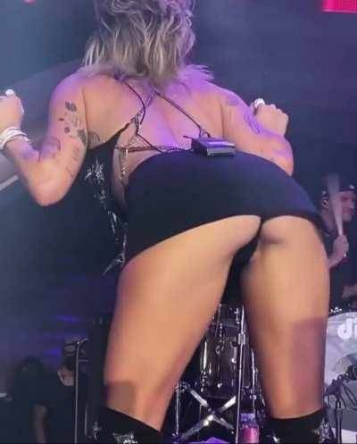 Miley Cyrus knows how to please on galpictures.com