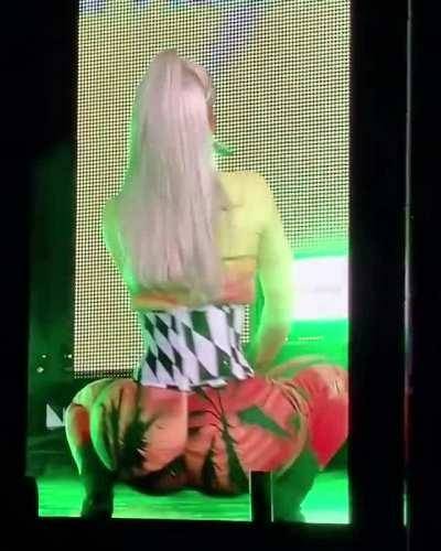 Iggy Azalea needs that big booty plowed on stage on galpictures.com