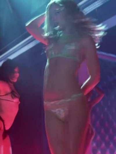 Natalie Portman was so hot as a stripper on galpictures.com