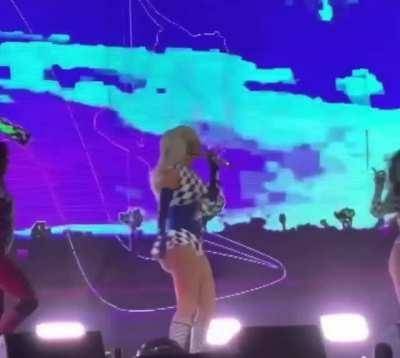 The only reason to attend an Iggy Azalea concert is for the ass on galpictures.com
