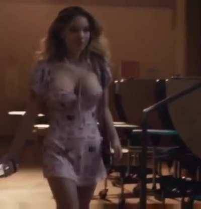 Sydney Sweeney's tits bouncing as she walks. Those things are fucking huge on galpictures.com