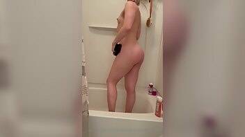 Cheerleaderkait who wants to help me in the shower onlyfans leaked video on galpictures.com