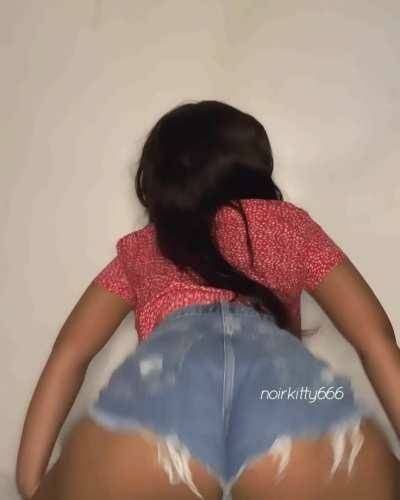 Denim shorts twerking with a surprise at the end on galpictures.com