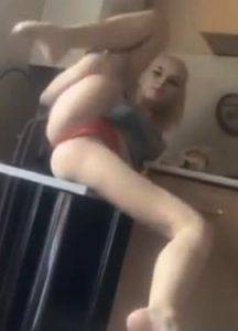 Flexible blonde teen naughty on periscope on galpictures.com
