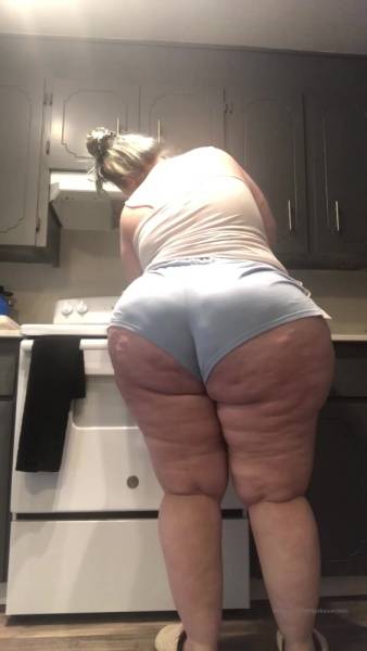 Jexkaawolves cooking some breakfast and dancing to some music xxx onlyfans porn videos on galpictures.com
