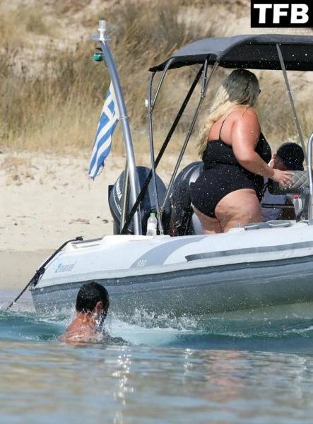 Gemma Collins Flashes Her Nude Boobs on the Greek Island of Mykonos - Greece on galpictures.com