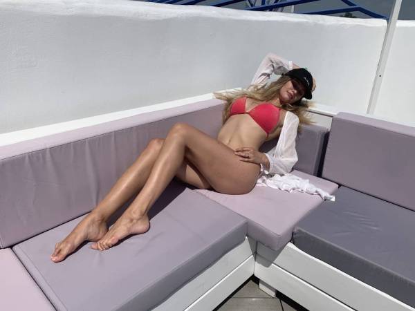 Stella Cardo & her sexy legs on galpictures.com