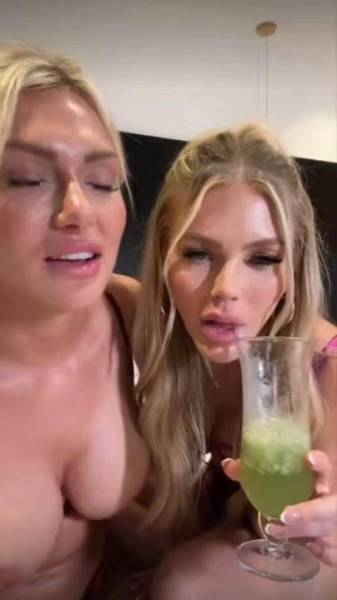 ScarlettKissesXO Nude Lesbian Livestream OnlyFans Video Leaked on galpictures.com