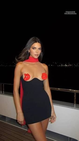 Kendall Jenner Pasties Dress Candid Video Leaked - Usa on galpictures.com
